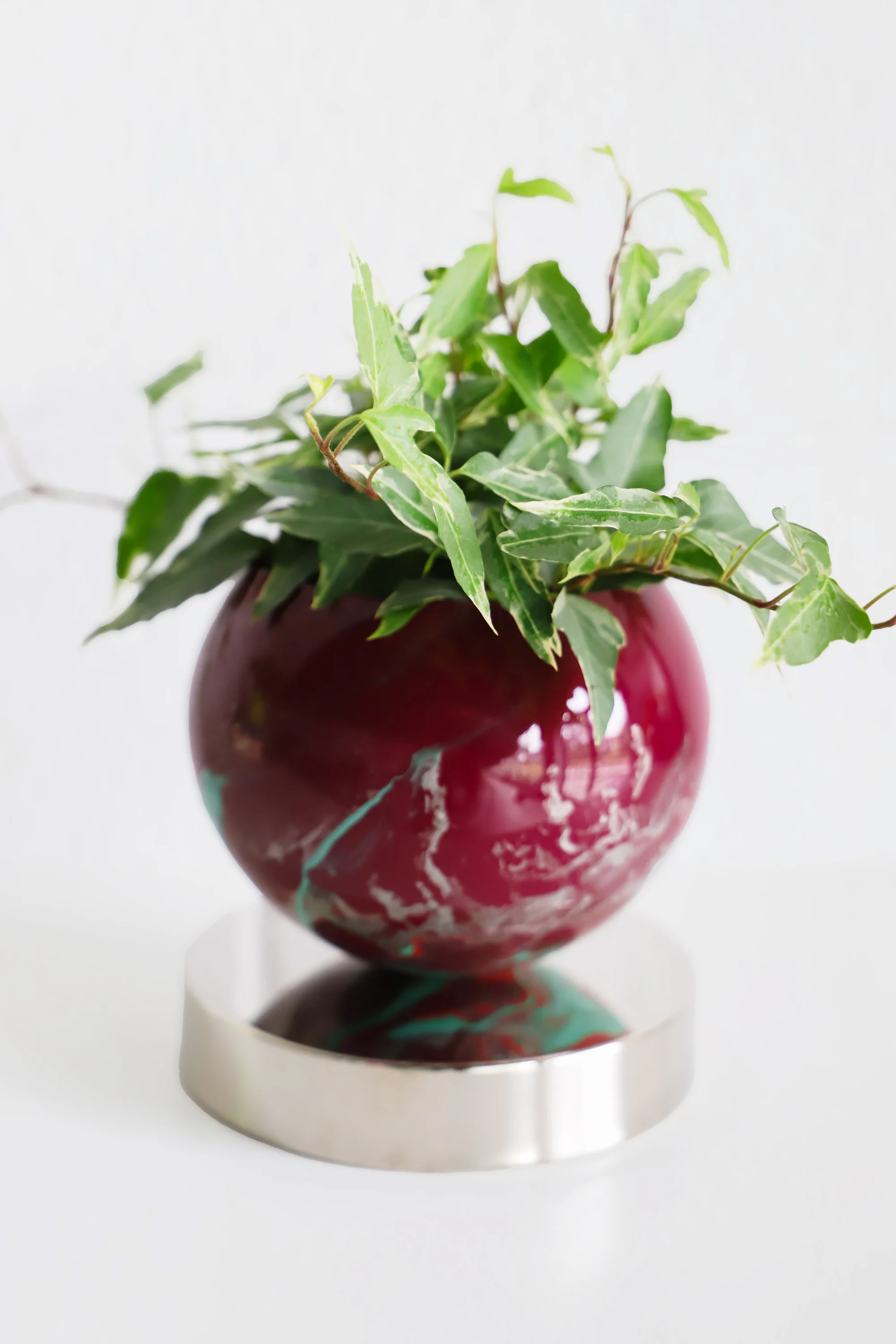 Black Cherry & Mint Marbled Planter on a Chrome Base - Image 3