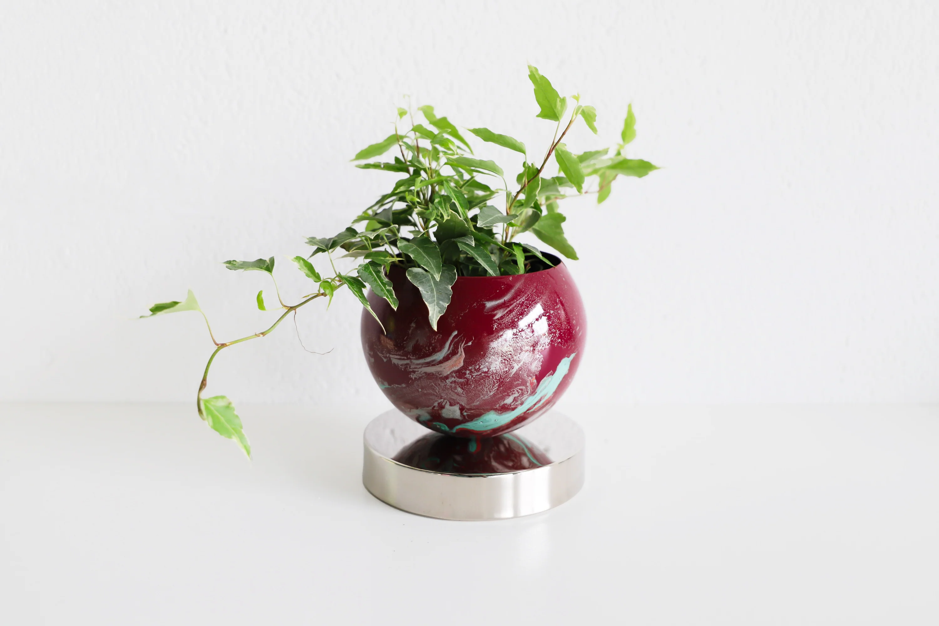 Black Cherry & Mint Marbled Planter on a Chrome Base - Image 4
